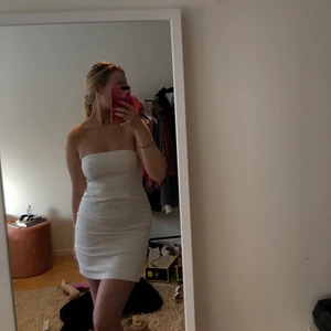 Vit studentklänning  - Så snygg enkel studentklänning som inte kom till användning, lappen kvar ❤️ storlek 36 men har en även likadan oanvänd o storlek 34✨