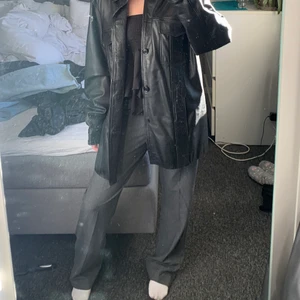 Gråa kostymbyxor  - Säljer desss gråa kostymbyxor i strl S men lite oversize, vet ej från vsrt 🤍