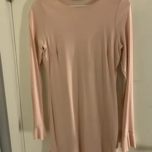 Söt rosa klänning - Jag säljer denna vackra klänning i storlek l. Den är bara testad har knappt använt den den har bara legat i min garderob. Tror den är köpt på ginatricot. Den är i bra skick och väldigt fin.