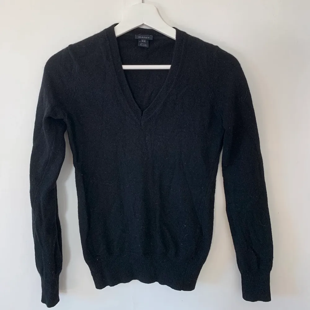 Super fin svart stickad tröja från Gant. Lite oldschool / preppy 🖤obs. söm har gått i urringningen. Köparen står för frakt 📦 . Stickat.