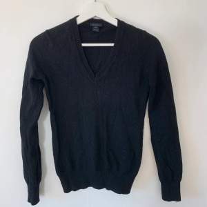 Super fin svart stickad tröja från Gant. Lite oldschool / preppy 🖤obs. söm har gått i urringningen. Köparen står för frakt 📦 