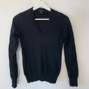 Stickad tröja från GANT - Super fin svart stickad tröja från Gant. Lite oldschool / preppy 🖤obs. söm har gått i urringningen. Köparen står för frakt 📦 