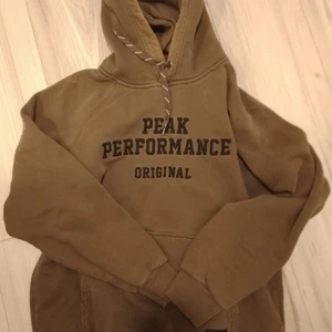 Peak performance hoodie - I storlek XL ( Är som en large ) grön färg 
