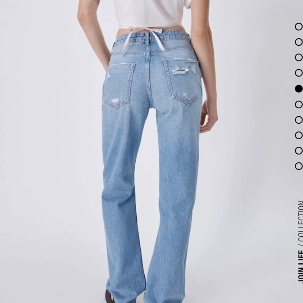 Säljer mina populära zara jeans med hål från zara som inte säljs längre💕storlek 38 men sitter overised på mig med 34-36💞buda från 500 eller köp direkt för 600!. Jeans & Byxor.