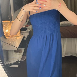 Klänning - Superfin lång blå klänning från hm. Använd ett fåtal gånger, superfint skick! 💖 