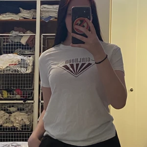 Vit t-shirt - Vit t-shirt, ”girl hood”, väldigt skön och mjukt material