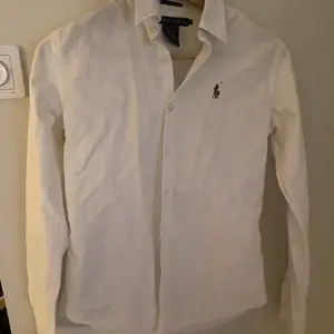 Populär Slim fit skjorta från Ralph lauren. Sparsamt använd.  