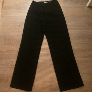 Kostymbyxor  - Kostymbyxor från hm i storlek 36, kan vara lite noppriga på vissa ställen men inget som syns. Har passat mig som är 170!✨ (finns fler bilder om så önskas)