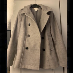 Grå kappa - Superfin grå kappa från HM, använd kanske 3 gånger så superfint skick. Storlek 34, perfekt vårjacka💅🏻