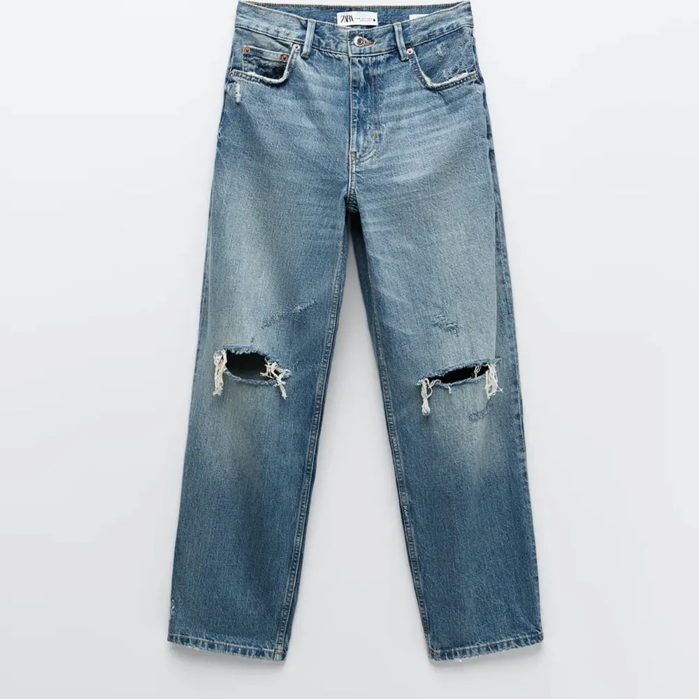 Högmidjade jeans från Zara storlek 44 men små i storleken, skulle passa en 42:a. Helt nya endast provade! Midjemått ca 82-84. Jeans & Byxor.