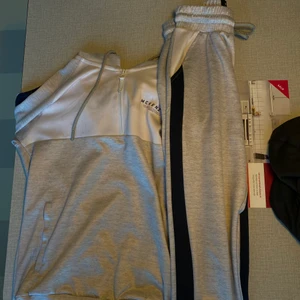 Mckenzie tracksuit  - Denna tracksuit är väldigt skön, och passar perfekt nu till våren då den är tunn. Säljer denna för 300kr. Väldigt bra pris! Fler bilder finns i chatten! Säljer den, då den har blivit för liten. Hör gärna av er om det är några frågor. 😇
