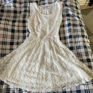 Klänning  - Gullig klänning, fin på sommaren och passar bra till olika firanden. Dragkedja finns på sidan av klänningen 