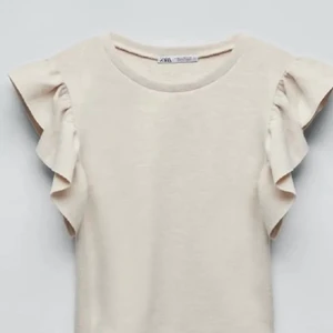 Soft topp me volang från zara - Säljer denna super fina slutsålda toppen från zara på grund av att den inte kommer till användning. Köparen står för frakten! Skriv till mig privat om ni har fler frågor💕