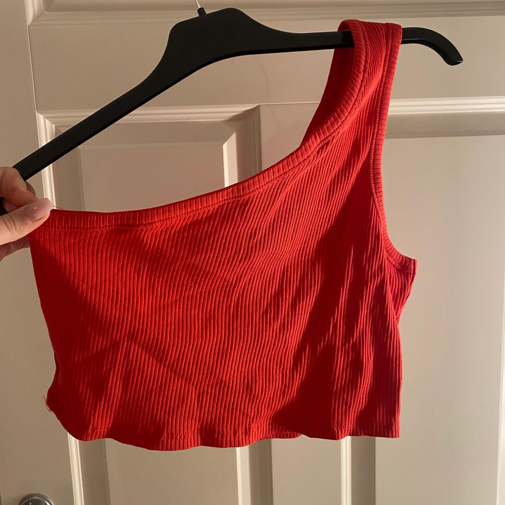 1: Rosa top från newyorker L 2: blå top från newyorker L 3: one shoulder top från nakd aldrig använd L alla 50kr st +frakt. Toppar.