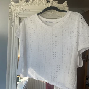 Tshirt  - Gullig tshirt med mönster från zara!💛