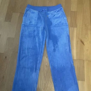Blåa juicy couture - Blå juicy couture byxor knappt använda för passar inte min stil! Skriv gärna vid intrsse