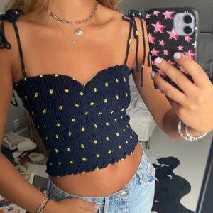 Söt topp  - ❌INTE MINA BILDER, bilderna är från hon jag köpte tröjan ifrån! ❌ Hej! Jag säljer denna supersöta topp ifrån zara som jag köpte i somras här på plick men den kommer inte till användning längre 💖 Den är stretchigt material så S-M kan ha den! 