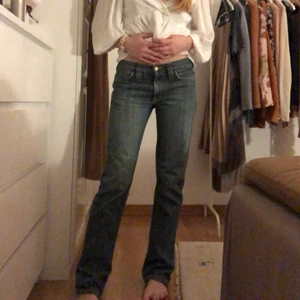 Jeans - Så fina jeans i en snygg blå tvätt från J.Lindberg💗Har kommit väl till användning. Säljer pågrund av att jag har flera liknande. W27 L32. Köpare står för frakt💕