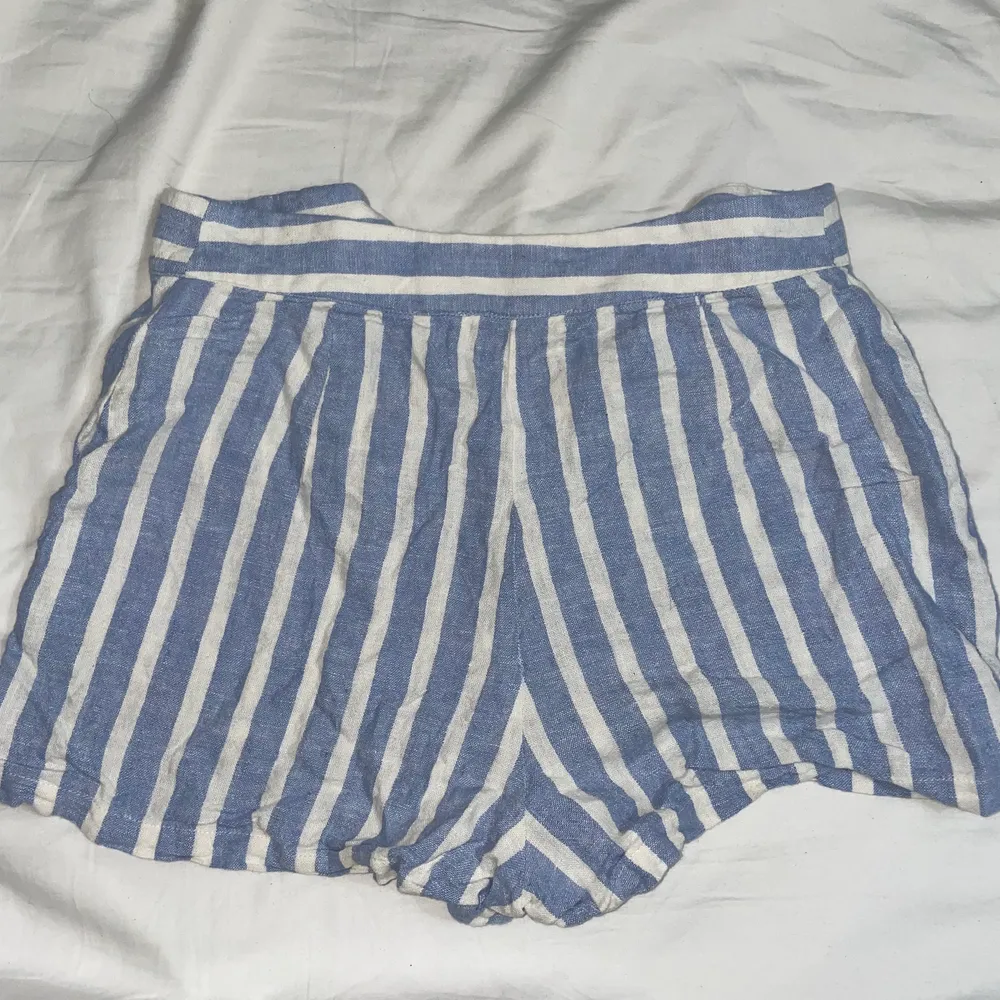 Jättesöta randiga shorts till sommaren 🥰 I storlek M. Kan mötas upp i Stockholm eller skicka på posten ❤️ 40 kr + frakt ❤️. Shorts.