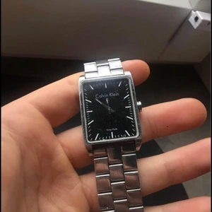 Calvin Klein  - Calvin Klein klocka, batteriet behövs bytas bara annars funkar bra. 