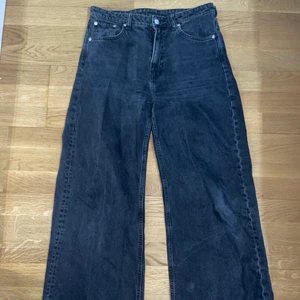 Weekday svarta jeans - Jättefina svarta weekday jeans i formen ACE. De äri storlek W: 29 L:30. Originalpris: 500kr. Kan mötas upp i Stockholm eller skicka på posten ❤️ 300kr + frakt ❤️