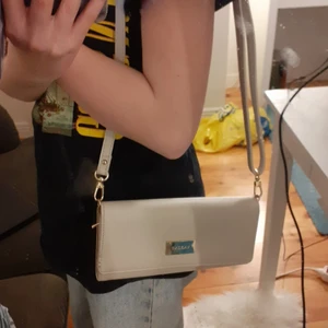 Väska  - Väskan är använd nåra gånger och har lite smuts på insidan. (I ett fack)