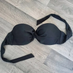 Axelbandslös bikinitopp  - Axelbandslös bikinitopp i fint skick. Storlek 70D 🖤  (Frakt/porto kan diskuteras)