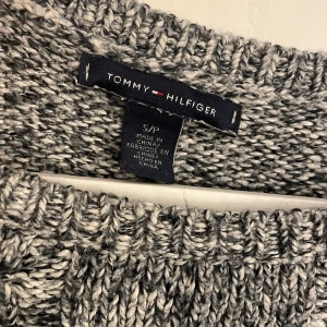 Tommy hilfiger stickad tröja  - Använd men i fin skick. Loggan på armen. 