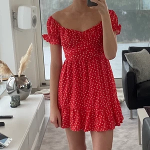 Sötaste sommarklänningen - Förra sommarens midsommarklänning har tyvärr blivit för liten. Den kommer från ett märke från Australien och nypris var 1000 kr. Sitter så fint framtill och baktill knyter du en rosett 🎀. Den är dessutom i toppskick