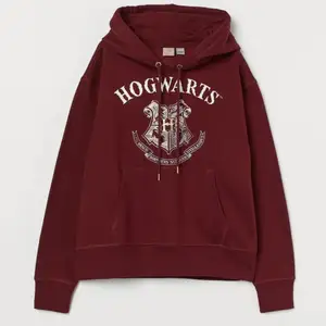 En hogwarts hoodie, stl xs. Säljer pågrund av att den är för liten, bra skick. Nypris från hm, 249kr. Du betalar för frakten. Skickas tvättad och strykt. <3 (Första bilden är lånad)