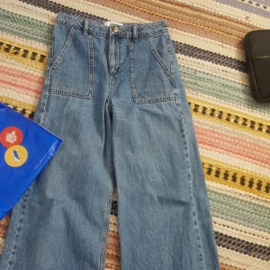 Miss selfridge vida jeans - Breda miss selfridge jeans som jag köpte på plick för 1-2 år sen. Välanvända men fortfarande i bra skick, inga hål och knappen och dragkejdan är bra, har några små gula fläckar på ena knät som knappt syns. Kommer tvättas innan de skickas så en del kanske försvinner då. Dm för bild på fläckarna. Snygga och i bra kvalité, lite små på mig vid rumpan och midjan, står att de är w26, men passar absolut en w27, jag är w29 och jag kan fortfarande gå runt i de. Är 173 på bilden