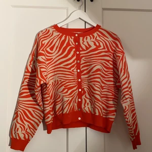 Stickad kofta  - Superfin stickad kofta från zara i storlek S. Köparen står för frakten och jag kan posta dagen efter📦💓 skriv för fler bilder💗