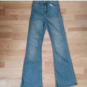 Flared ljusblå jeans I storlek 34/S 💙. Har använts men är i väldigt bra skick. 