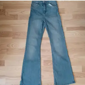 Flared ljusblå jeans I storlek 34/S 💙. Har använts men är i väldigt bra skick. 