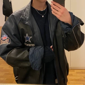 Läder jacka - Så fet och unik vintage jacka i läder⭐️ Köpte för 600 kr på plick för länge sedan. Jag är 166 och strl S🥂