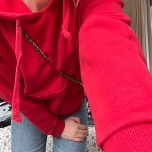 Röd hoodie - Snygg röd hoodie, i gott skick, inga defekter❤️