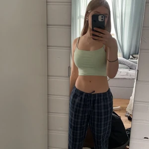 Linne - Grönt kort linne i skönt material. 