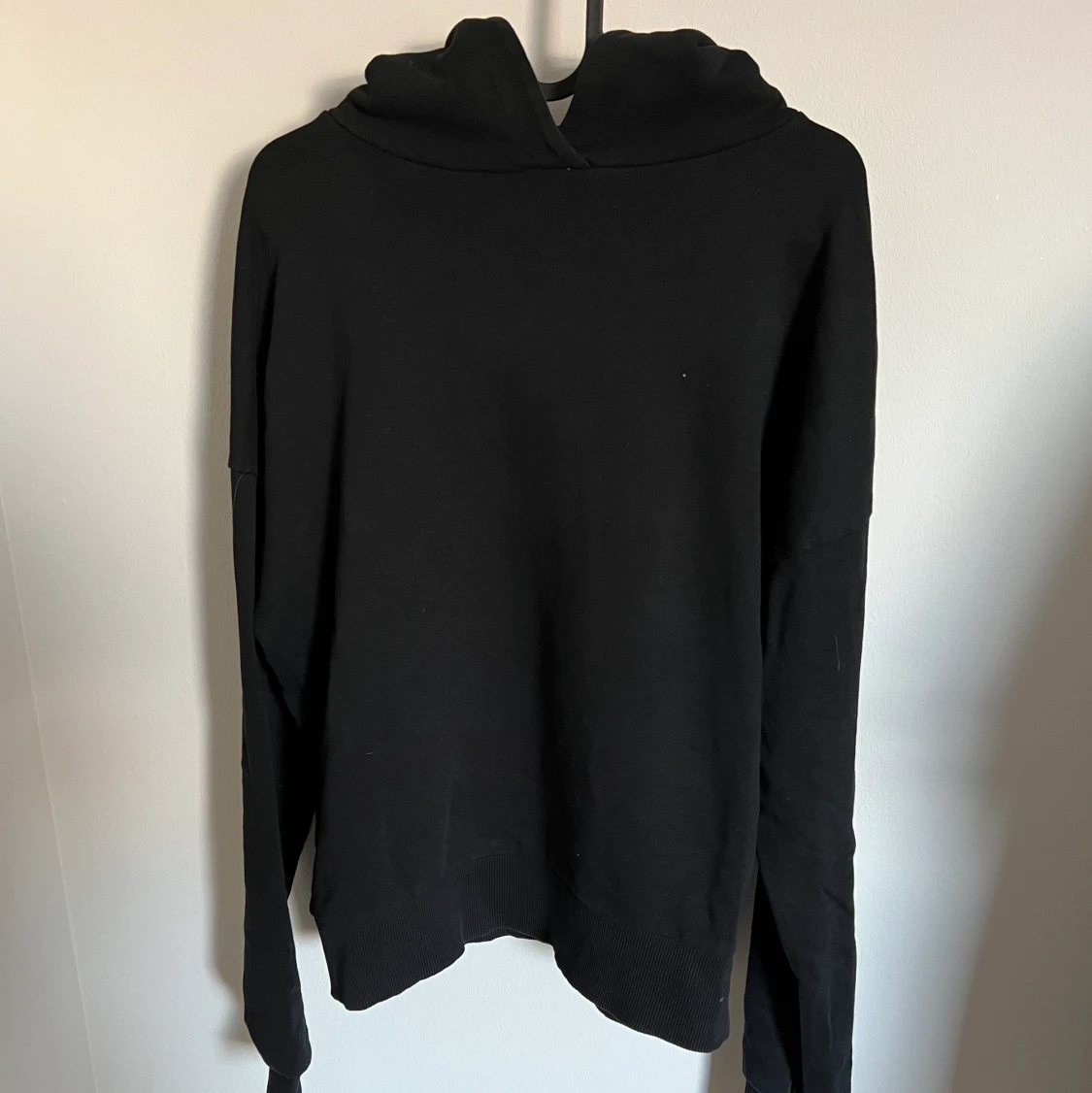 Svart basic hoddie 