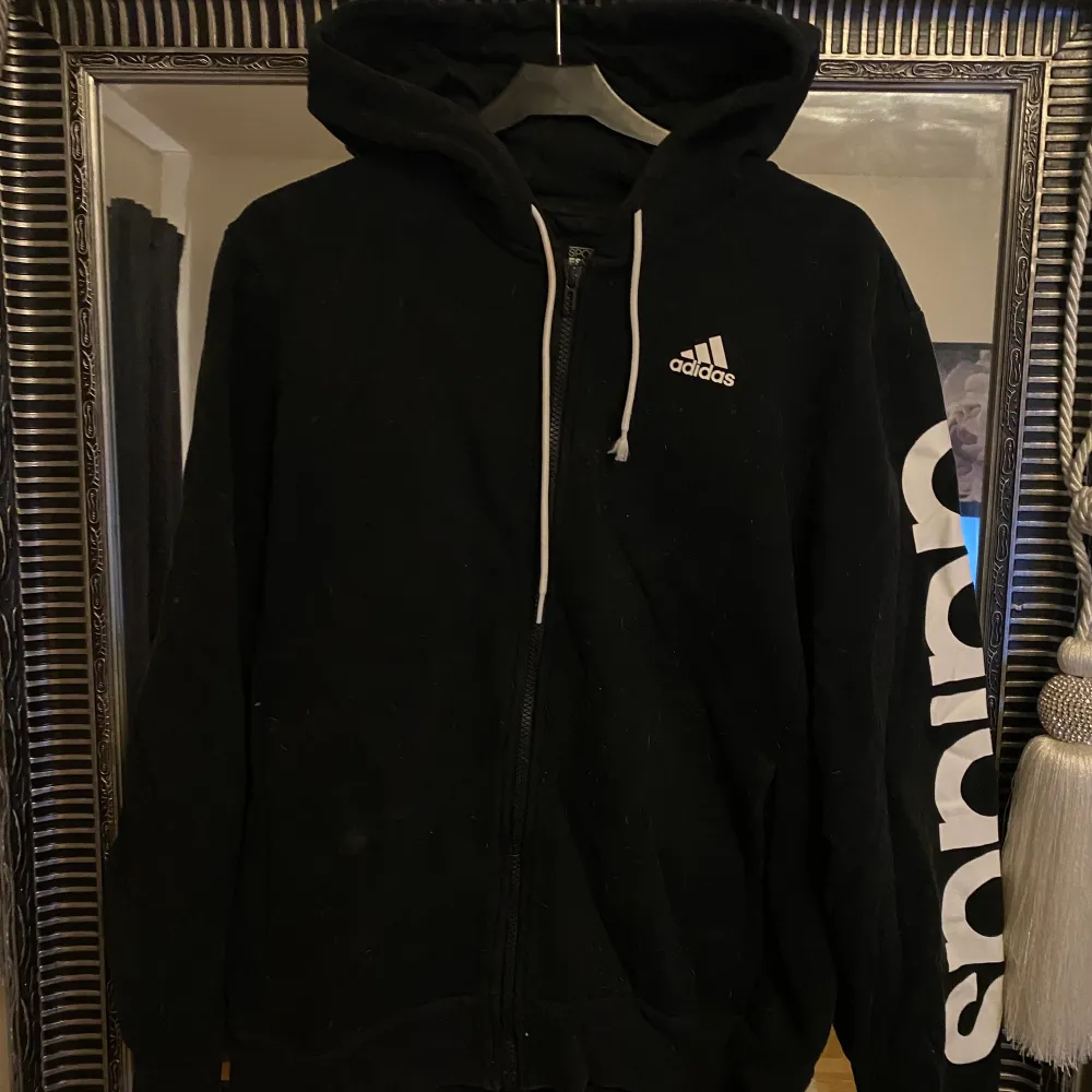 Adidas kofta storlek M, använd men i bra skick 🌸. Hoodies.