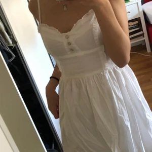 Söt vit klänning  - Har bestämt mig för att sälja min fina vita klänning, vet inte vilket märke då den är köpt second hand och lappen är bortklippt. Den passar mig bra som är en sx-s men då den har resår i ryggen tror jag att den funkar på M också🥰 Dm för fler bilder👍