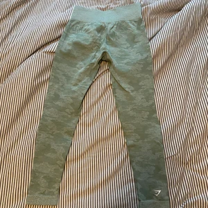 Gymshark camo tights - Gymshark tights i storlek M. Säljer för 300kr, slutsålda på hemsidan.