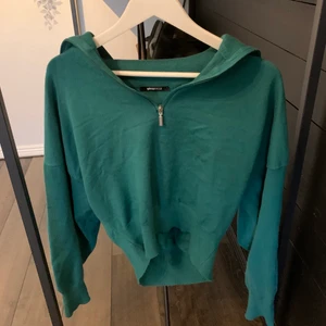Zip tröja - Supeeer fin tröja i fin färg, är en storlek L men sitter snyggt på mig som är s/M