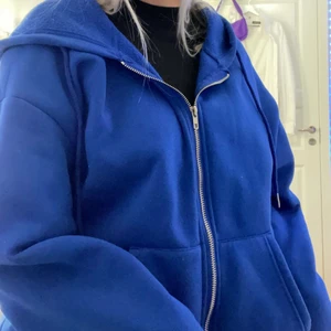 Blå kofta - Säljer denna fina zip-hoodien!! Jättefint skick, varm o skön.❣️Knappt använd. Säljer eftersom jag behöver pengar så inget fel på den alls!! Hör av er vid frågor eller direkt köp!❣️Direkt köp: 400‼️ Köparen står för frakt som tillkommer på ca 50kr! buda gärna vid intresse! ‼️budgivningen finns i annonsen‼️