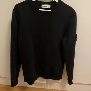 Stone island sweatshirt - Köpt för ca 1 år sedan men sparsamt använd så den är i super skick! Det är normala i stoleken, och soklart äkta.