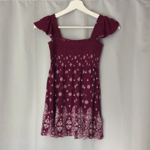 H&M topp i strl S/XS/XXS - Säljer denna fina topp pga att den inte kommer till användning, den är egentligen i strl S men passar även  XS, pris kan diskuteras!