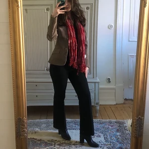 Röd scarf  - Röd scarf i det bohemiska stuket. Ger en väldigt fin textur till en enkel outfit en väldigt fin accessoar till både vår som tidig höst och sensommar❤️