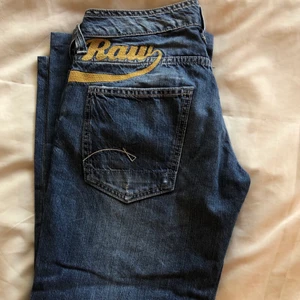 G star Jeans - INTRESSEKOLL på dessa lågmidjade supersnygga g star raw jeans💙storlek 26 och var längd 30 innan de blev uppsydda. Passar någon med längd ca 150-153cm. ( vid intresserade kommer det vara budgivning) 👖kommer inte kunna postas förrän i sommar, om möjligt nu med frakt med hög kostnad‼️