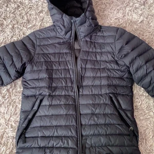 The North Face dunjacka - Säljer min jacka som jag använt fåtal gånger men är i bra skick med en liten skada som har fixats. Den är i barnstorlek L men sitter som en S i vanlig storlek. Köptes för 1399 och säljer för 800+frakt, pris kan diskuteras