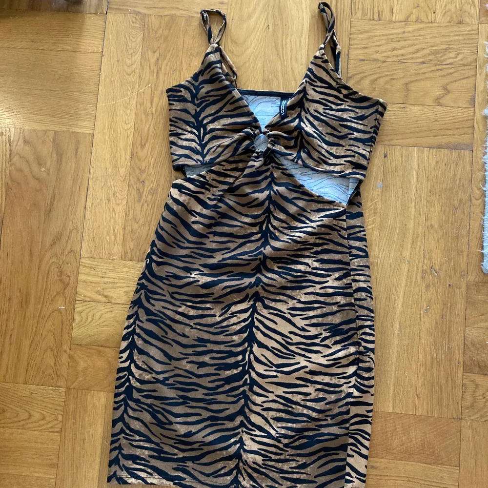 H&M divided tiger klänning size 36. Klänningar.