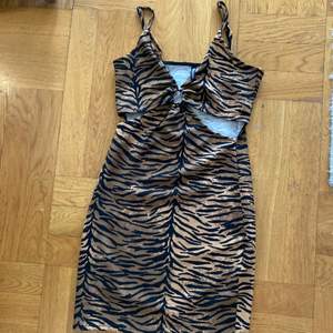 H&M divided tiger klänning size 36